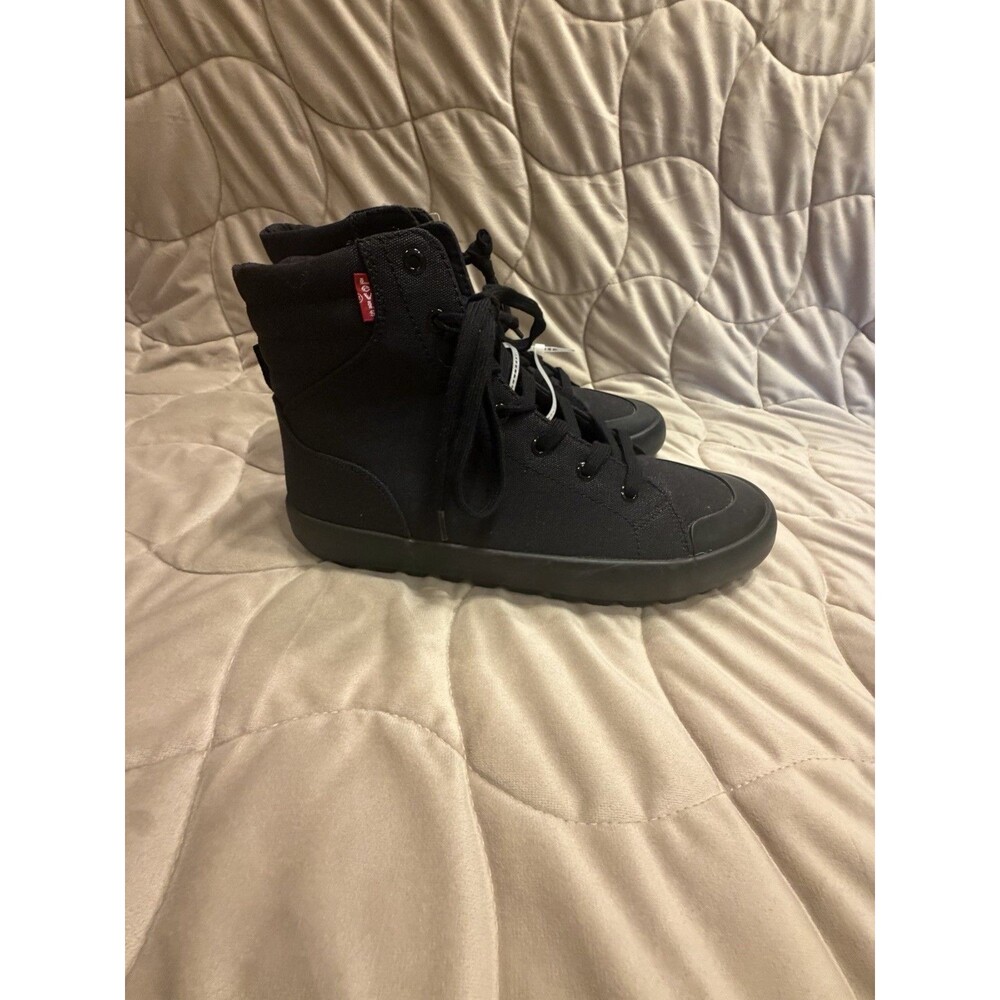 Levi’s Women All Black High top sneakers Sz 10